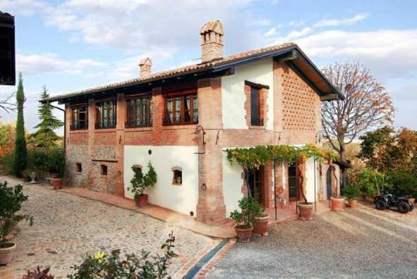 Cascina La Buca Guest House Castello di Serravalle Exterior photo