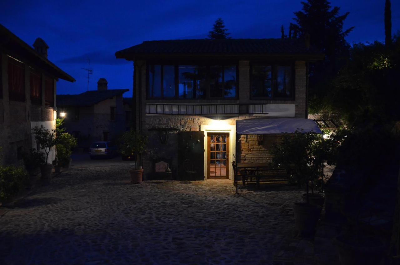 Cascina La Buca Guest House Castello di Serravalle Exterior photo