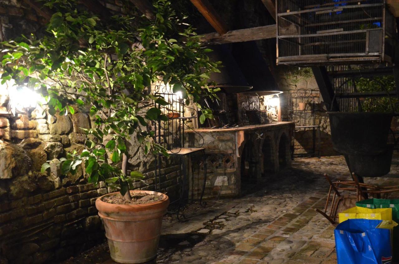 Cascina La Buca Guest House Castello di Serravalle Exterior photo