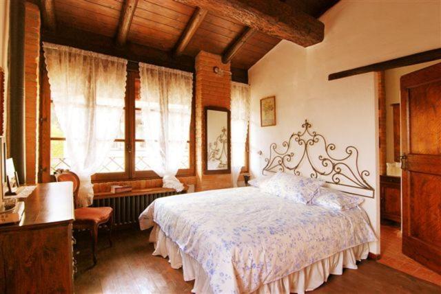 Cascina La Buca Guest House Castello di Serravalle Exterior photo
