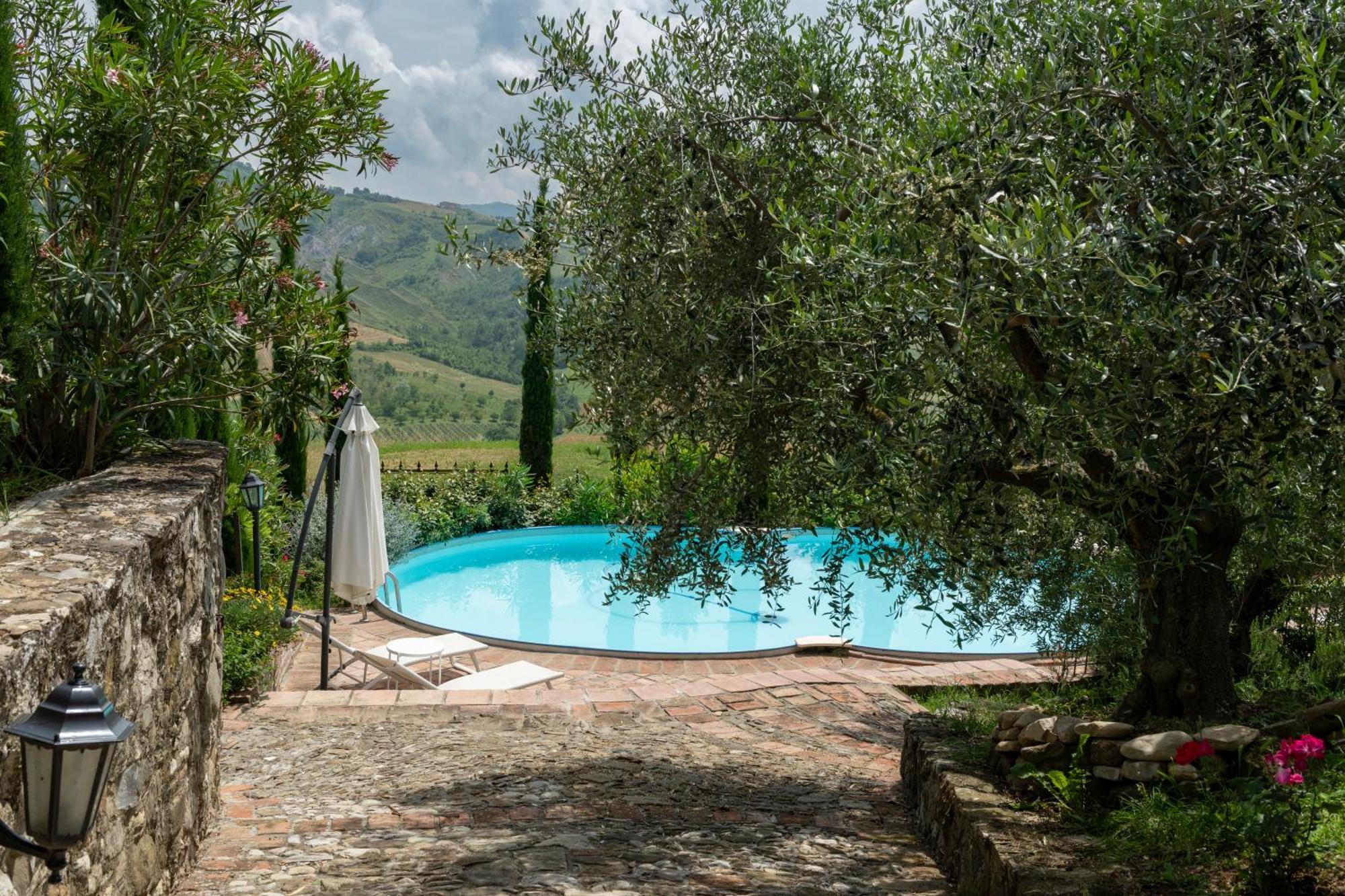 Cascina La Buca Guest House Castello di Serravalle Exterior photo