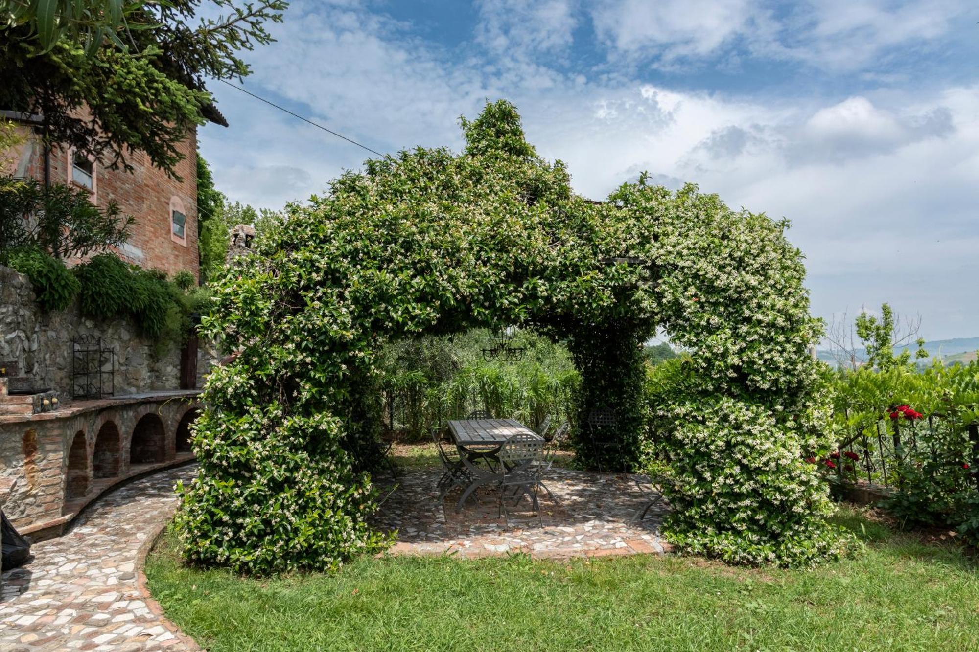 Cascina La Buca Guest House Castello di Serravalle Exterior photo
