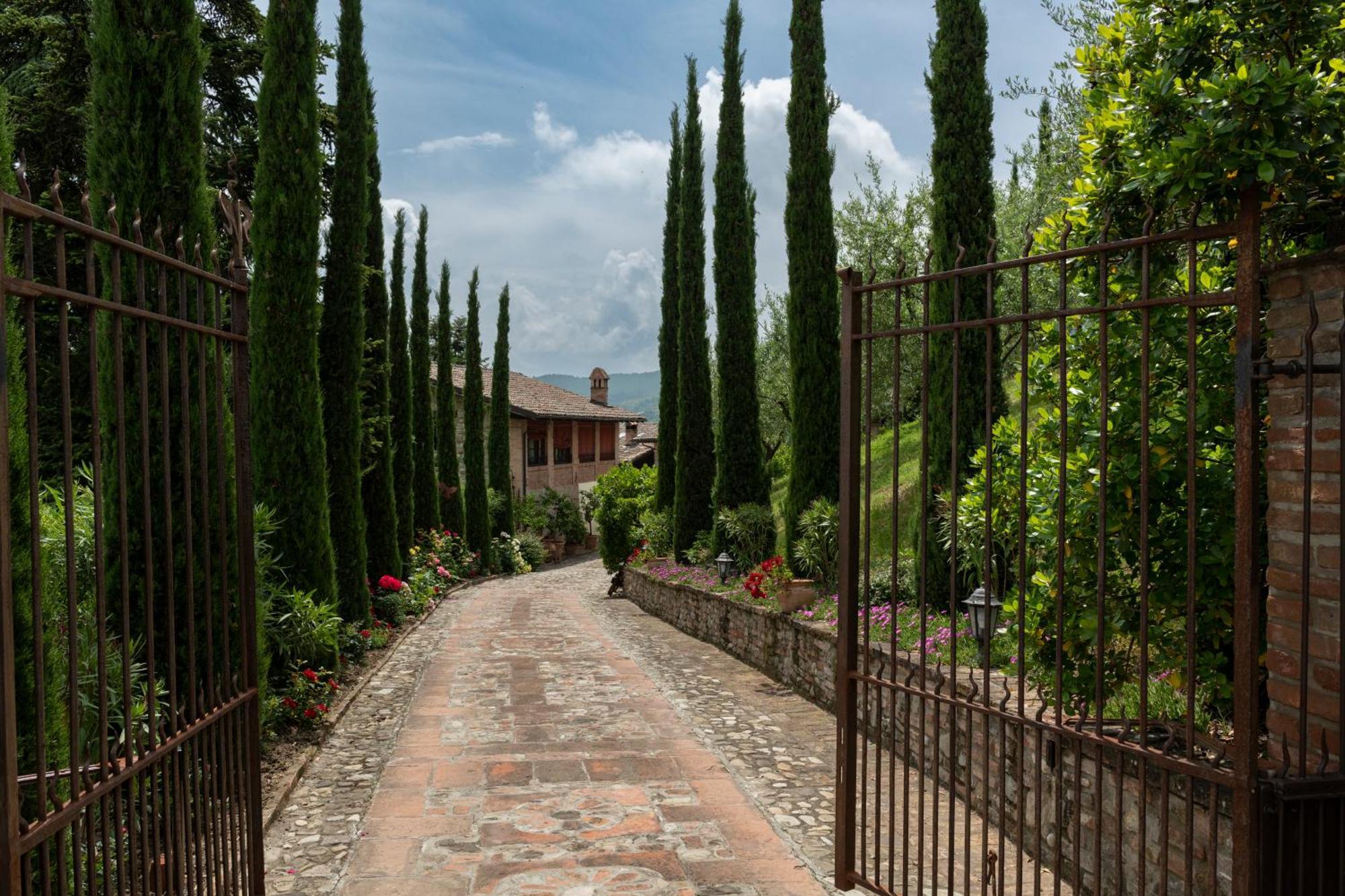 Cascina La Buca Guest House Castello di Serravalle Exterior photo