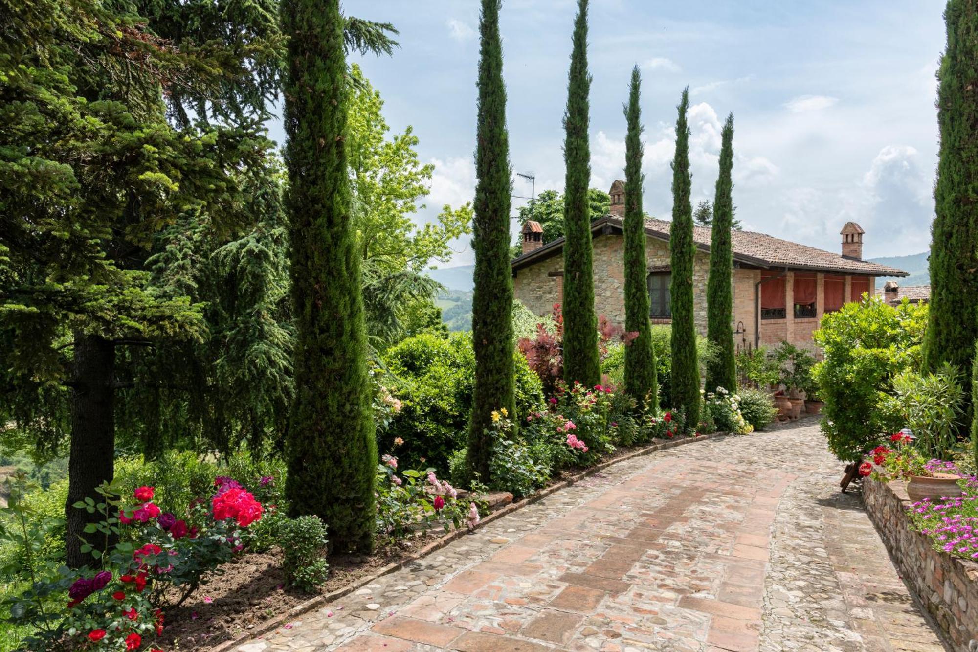 Cascina La Buca Guest House Castello di Serravalle Exterior photo